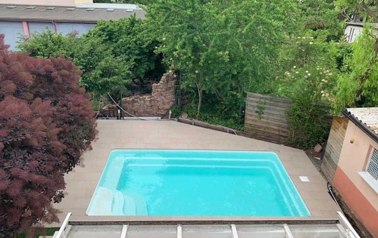 Pool mit fachgerecht verlegter Plattenumrandung